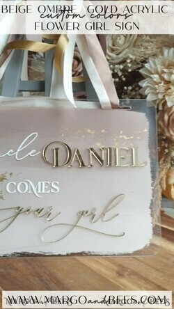 BLUMENMÄDCHEN / SEITENJUNGE SCHILDER Acrylschilder für Blumenmädchen / Ringträger Personalisierte Acryl-Hochzeits-Schild für den Ringträger, Ombre Beige Gold Acryl-Schild für den Ringträger, bemaltes Plexiglas-Acryl-Schild für das Blumenmädchen, Schild für das Blumenmädchen am Hochzeitstag, boho glam Bogen gold Acryl-Hochzeitsdekoration für das Blumenmädchen, Papa, es ist Zeit, Mama unseren Nachnamen zu geben, Bogen Acryl hier kommt die Braut.21