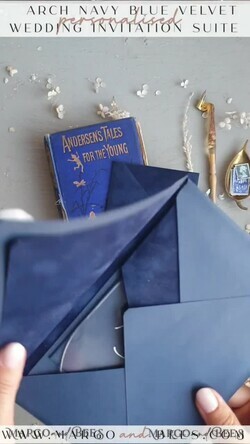 HOCHZEITS EINLADUNGEN Elegante Einladungen Klassische Karten Moderne Arch Acryl Hochzeitskarten, Samtumschlag marineblaue moderne Hochzeitskarten, marineblaue Goldeinladungen, minimalistische Plexi Hochzeitsinvitation Suite22