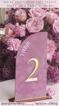 TISCHDEKORATIONSCHILDER   Samt Tischnummern und Dekoration Mauve-Velours-Tischnummer, Gold-Acryl-Halbbogen-Tischschild, Staubige-Rose-Velours-Hochzeitstischnummer mit Ständer, Gold-Plexi-Lila-Tischnummern MvS12