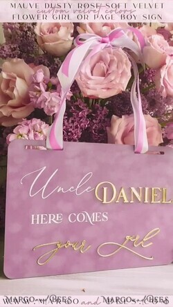 BLUMENMÄDCHEN / SEITENJUNGE SCHILDER Acrylschilder für Blumenmädchen / Ringträger Personalisierte Acryl-Hochzeitsbeschilderung, mauve Samt Page Boy-Schild, staubroségoldenes Acryl-Blumenmädchen-Schild, Pflaumen-Page-Boy-Hochzeitsschild, boh9