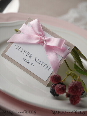  rustikal und Spitze Romantische weiße minimalistische Hochzeitstischkarten mit pinkem Band, moderne elegante Eco-Platzkarten, rustikale rosa Tischkarten, wunderschöne Hochzeitsschilder.