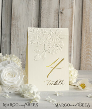  Glitzer Elegante goldene Hochzeits-Tischnummernkarten mit geprägtem floralen Design, elfenbeinerne strukturierte Papiere, gefalteter Zeltstil, klassische Schriftart, luxuriöse Empfangsdekoration
