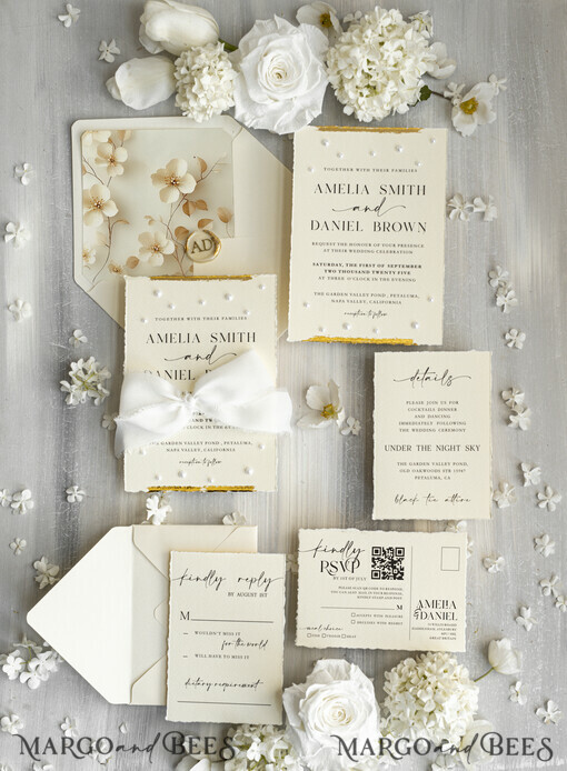 WEDDING INVITATIONS moderne Kalligraphie / feine Kunst Feine Kunst Elfenbein Gold Hochzeitseinladung, Florale Hochzeitseinladung, Beigefarbene florale Einladungskollektion, Kranz Monogramm Hochzeitseinladungskollektion, Zackenschnitt Einladungen