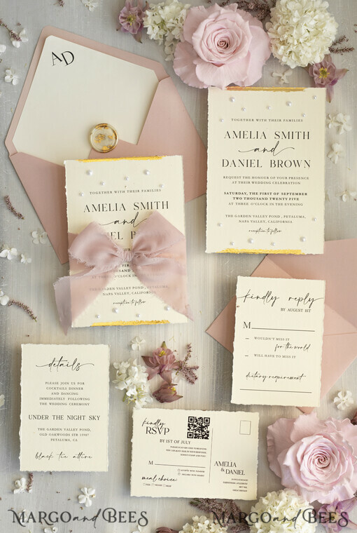 WEDDING INVITATIONS moderne Kalligraphie / feine Kunst Salbeigrüne Fine Art Hochzeitskarten mit Blattgold, unregelmäßigen Kanten, RSVP QR-Code, Seidenband, maßgeschneiderte elegante Hochzeitskollektion.