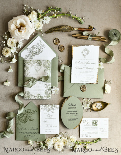 WEDDING INVITATIONS moderne Kalligraphie / feine Kunst Salbeigrüne Fine Art Hochzeitseinladungen mit Goldblatt, unregelmäßigen Kanten, RSVP QR-Code, Seidenband, maßgeschneiderte elegante Hochzeitskollektion
