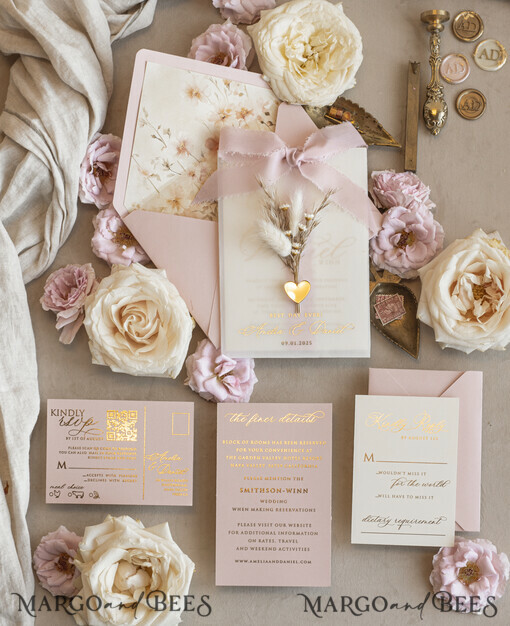 WEDDING INVITATIONS whimsical boho invites Verspielt Blush Gold Hochzeitseinladung mit Vellum-Etui, natürlichen Dierd-Blumen und Pampasgras, Garten elegante florale Hochzeitseinladung mit spiegelndem goldenen Herzen.