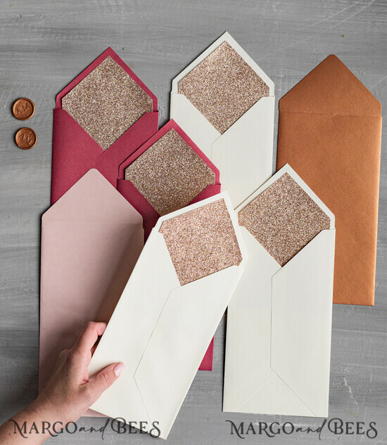 HOCHZEITS EINLADUNGEN Samtene Umschläge Maßgeschneiderte Farben Lange DL-Umschläge für Einladungen mit Glitzerfutter, DL handgefertigte Umschläge mit roségoldenem Futter für Hochzeitskarten. 00/GlitL/env