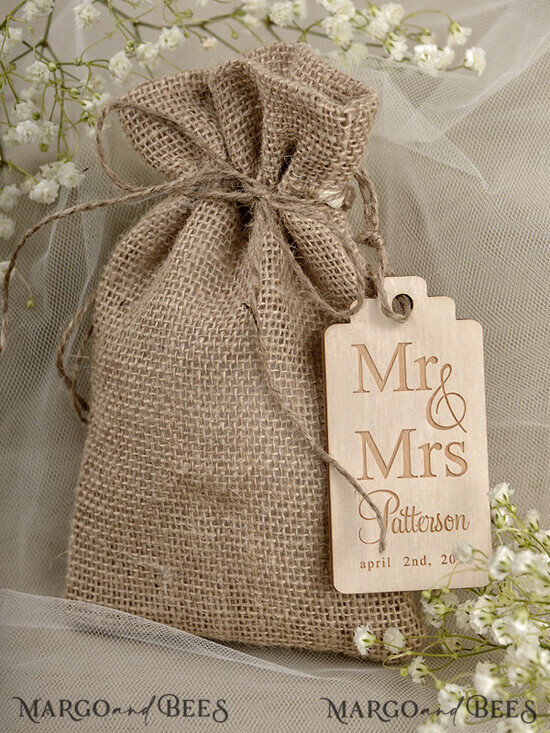 HOCHZEITSGESCHENKE Rustikale Jute-Geschenktüten mit Holzanhängern Hochzeitsgeschenkideen, Rustikale Geschenktüten mit Holzschildern 01/wtb/bg