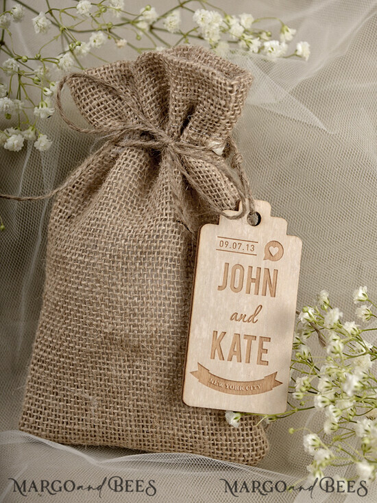 HOCHZEITSGESCHENKE Rustikale Jute-Geschenktüten mit Holzanhängern romantische Hochzeitsgeschenke, rustikale Geschenktüten mit Holzanhängern 02/wtb/bg