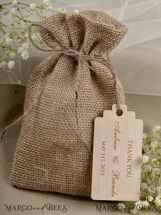HOCHZEITSGESCHENKE Rustikale Jute-Geschenktüten mit Holzanhängern Hochzeitsgeschenkideen, Rustikaler Geschenktüte mit Etikett 05/wtb/bg