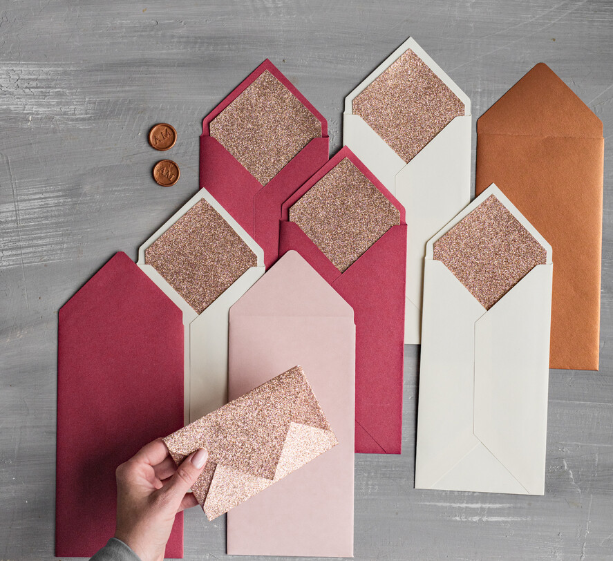 HOCHZEITS EINLADUNGEN Samtene Umschläge Maßgeschneiderte Farben Lange DL-Umschläge für Einladungen mit Glitzerfutter, DL handgefertigte Umschläge mit roségoldenem Futter für Hochzeitskarten.