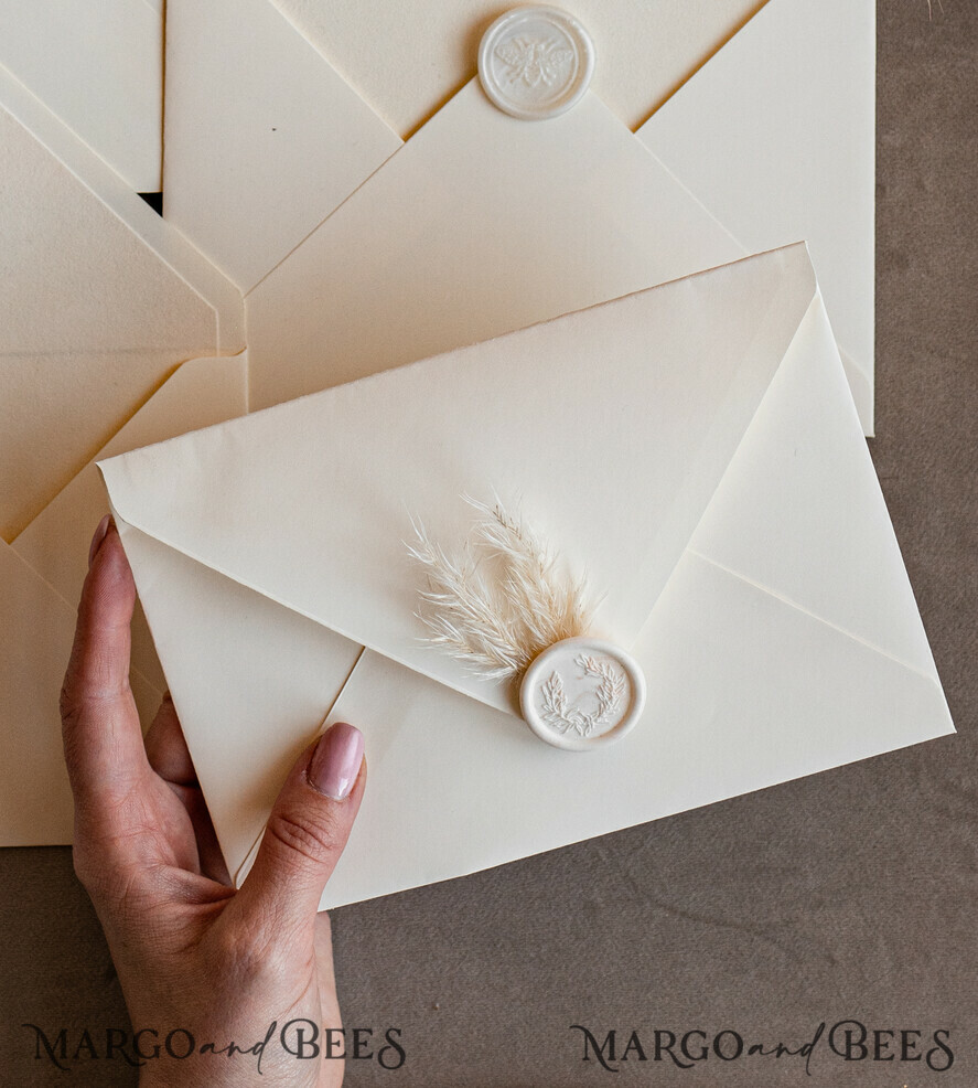 HOCHZEITS EINLADUNGEN Samtene Umschläge Elfenbeinfarbene Umschläge für Einladungen mit Samtfutter, handgefertigt in A7. Umschläge mit Samtfutter für Hochzeitskarten.