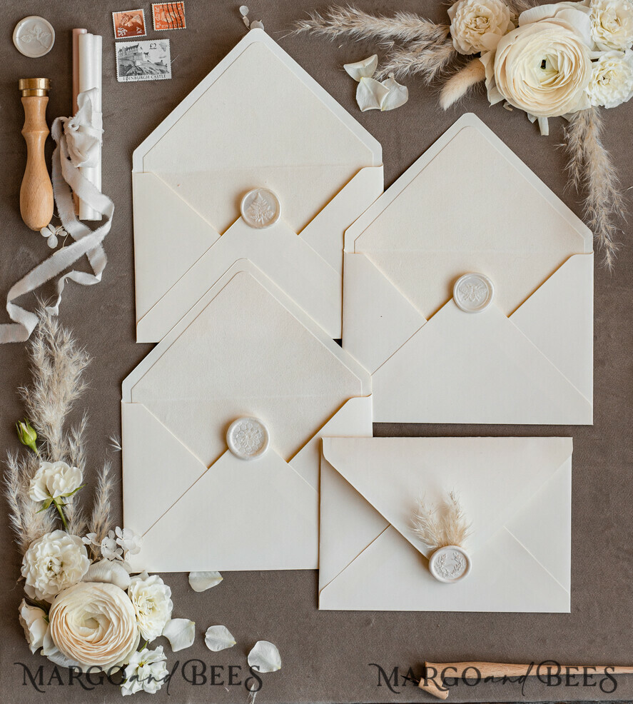 HOCHZEITS EINLADUNGEN Samtene Umschläge Elfenbeinfarbene Umschläge für Einladungen mit Samtfutter, handgefertigt in A7. Umschläge mit Samtfutter für Hochzeitskarten.