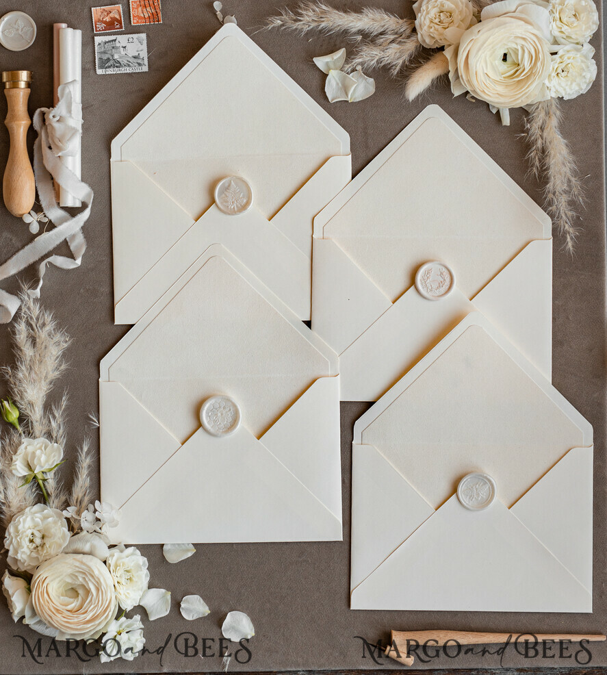 HOCHZEITS EINLADUNGEN Samtene Umschläge Elfenbeinfarbene Umschläge für Einladungen mit Samtfutter, handgefertigt in A7. Umschläge mit Samtfutter für Hochzeitskarten.