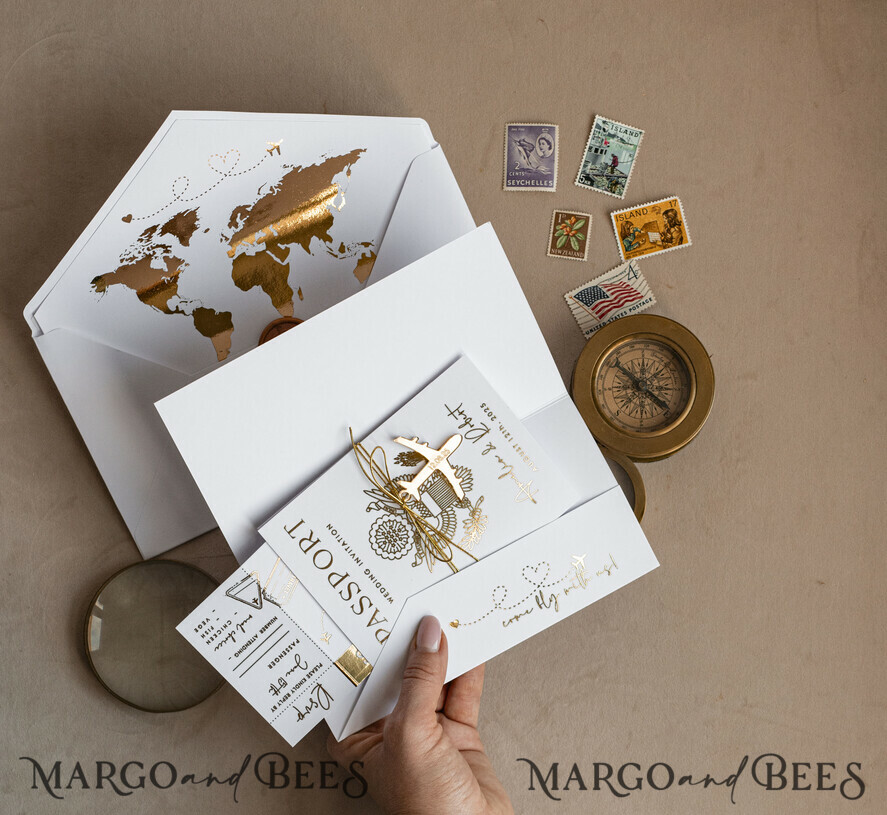 HOCHZEITS EINLADUNGEN Pass zur Liebe / Strandhochzeits-Einladungen Goldweiße Pass-Wedding-Einladung, goldene Hochzeitskarten Boarding Pass, maßgeschneiderte Reise-Pass-Hochzeits-Einladungen im Ausland, Hochzeits-Einladungen für Destination Griechenland, Reisekarten-Hochzeitsstationery, Weltkarte