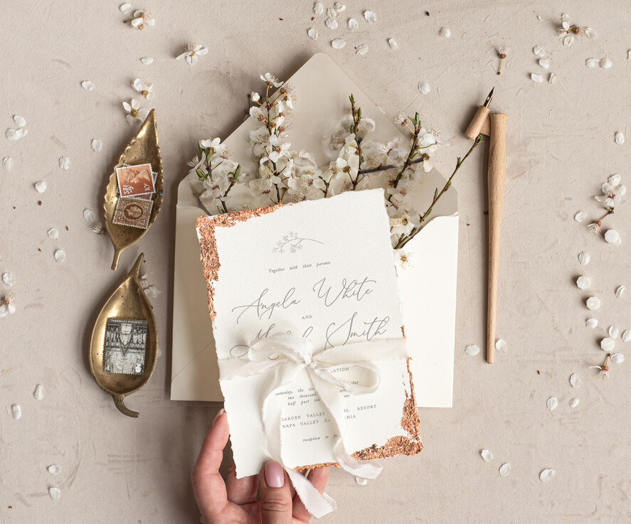 HOCHZEITS EINLADUNGEN Moderne Einladungen Florale Karten Personalisierte Hochzeitskarte mit Satinband, Elegante Hochzeitseinladungen, Fine Art Hochzeitskarten-Set, Hochzeitskarten aus goldenem, gezacktem Papier.