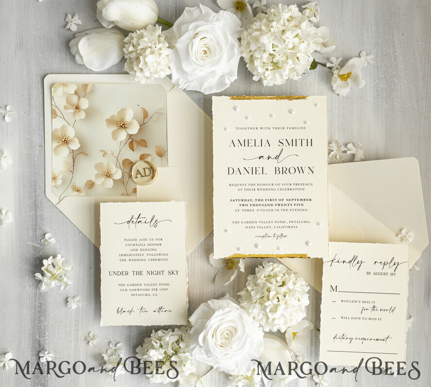 HOCHZEITS EINLADUNGEN moderne Kalligraphie / feine Kunst Feine Kunst Elfenbein Gold Hochzeitseinladung, Florale Hochzeitseinladung, Beigefarbene florale Einladungskollektion, Kranz Monogramm Hochzeitseinladungskollektion, Zackenschnitt Einladungen