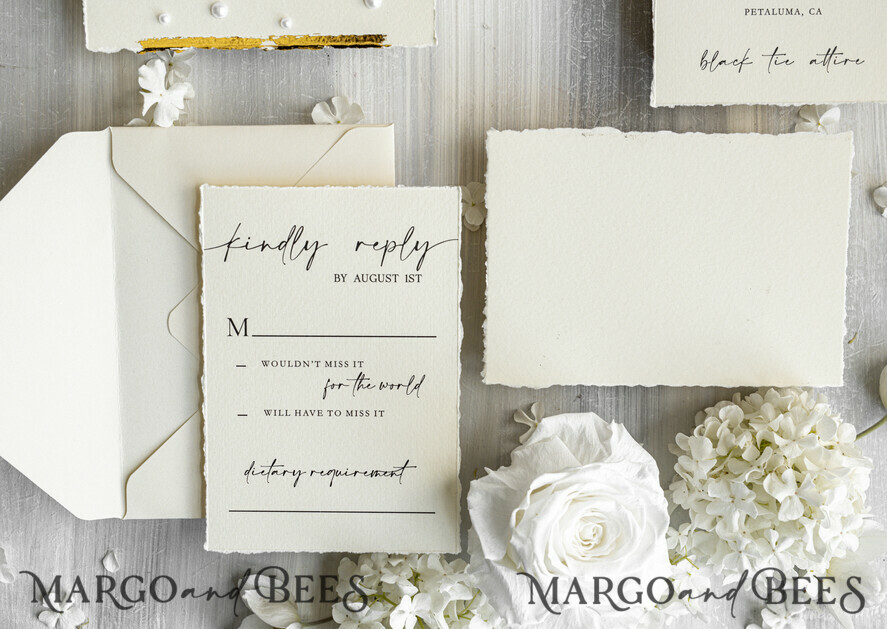 HOCHZEITS EINLADUNGEN moderne Kalligraphie / feine Kunst Feine Kunst Elfenbein Gold Hochzeitseinladung, Florale Hochzeitseinladung, Beigefarbene florale Einladungskollektion, Kranz Monogramm Hochzeitseinladungskollektion, Zackenschnitt Einladungen