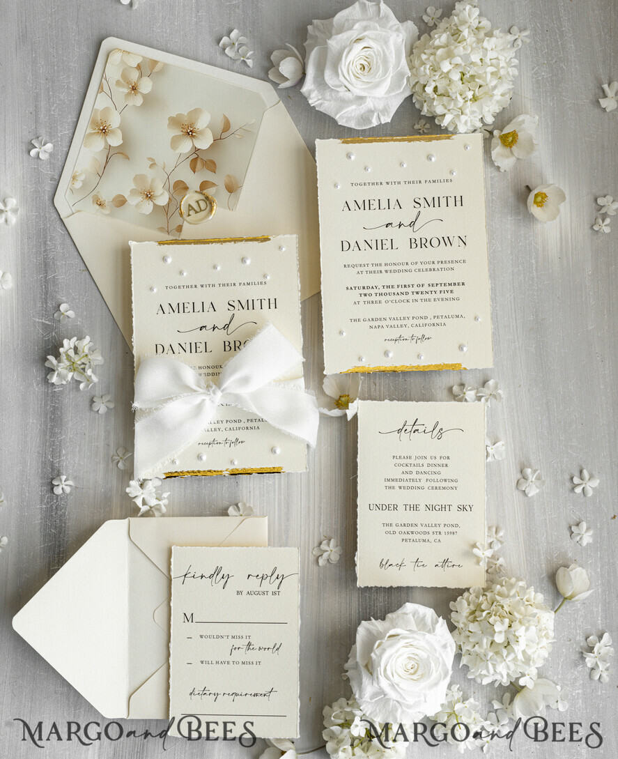 HOCHZEITS EINLADUNGEN moderne Kalligraphie / feine Kunst Feine Kunst Elfenbein Gold Hochzeitseinladung, Florale Hochzeitseinladung, Beigefarbene florale Einladungskollektion, Kranz Monogramm Hochzeitseinladungskollektion, Zackenschnitt Einladungen