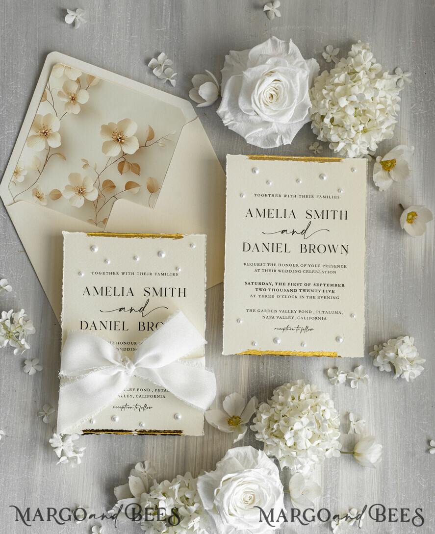HOCHZEITS EINLADUNGEN moderne Kalligraphie / feine Kunst Feine Kunst Elfenbein Gold Hochzeitseinladung, Florale Hochzeitseinladung, Beigefarbene florale Einladungskollektion, Kranz Monogramm Hochzeitseinladungskollektion, Zackenschnitt Einladungen