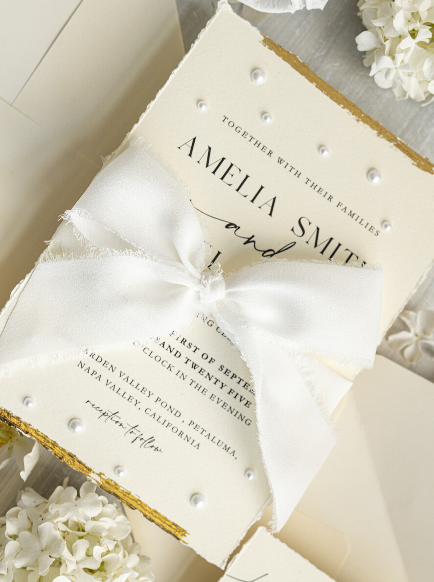 HOCHZEITS EINLADUNGEN moderne Kalligraphie / feine Kunst Feine Kunst Elfenbein Gold Hochzeitseinladung, Florale Hochzeitseinladung, Beigefarbene florale Einladungskollektion, Kranz Monogramm Hochzeitseinladungskollektion, Zackenschnitt Einladungen