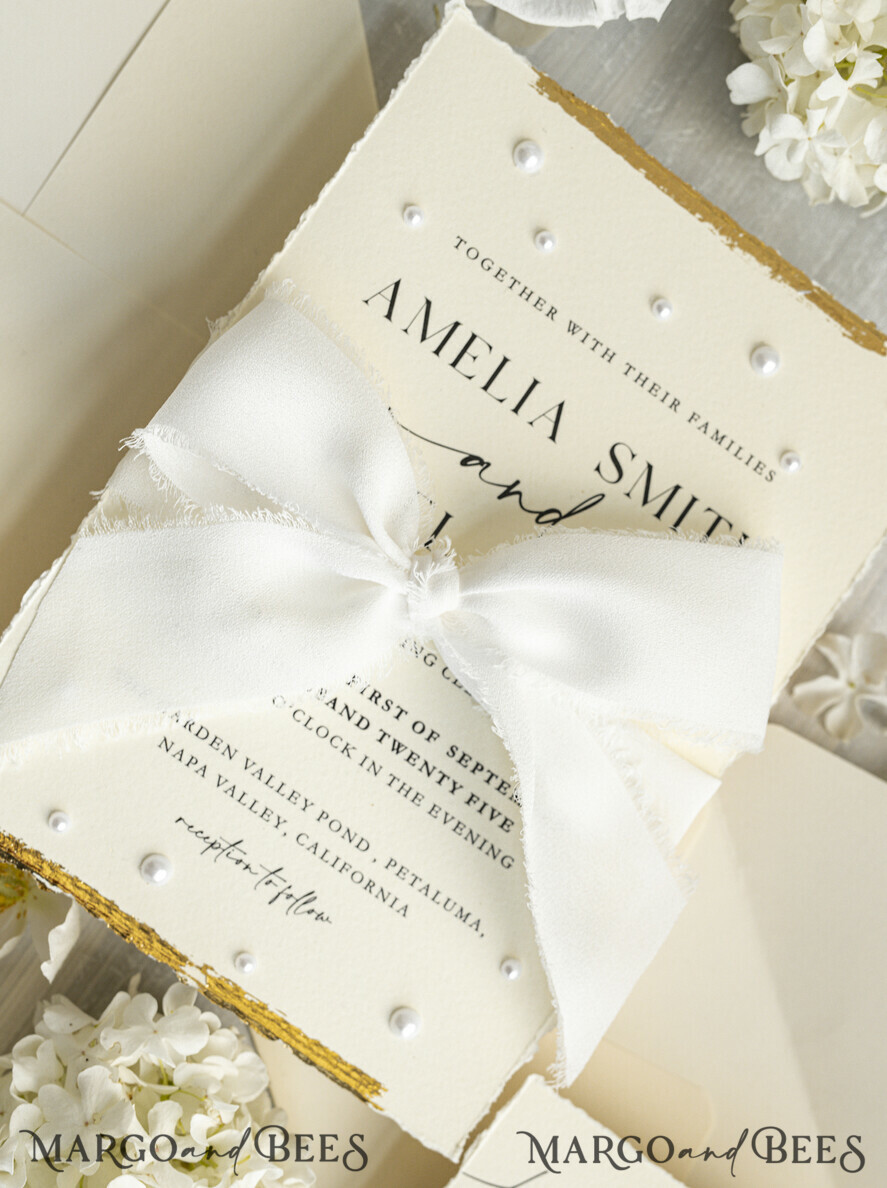 HOCHZEITS EINLADUNGEN moderne Kalligraphie / feine Kunst Feine Kunst Elfenbein Gold Hochzeitseinladung, Florale Hochzeitseinladung, Beigefarbene florale Einladungskollektion, Kranz Monogramm Hochzeitseinladungskollektion, Zackenschnitt Einladungen