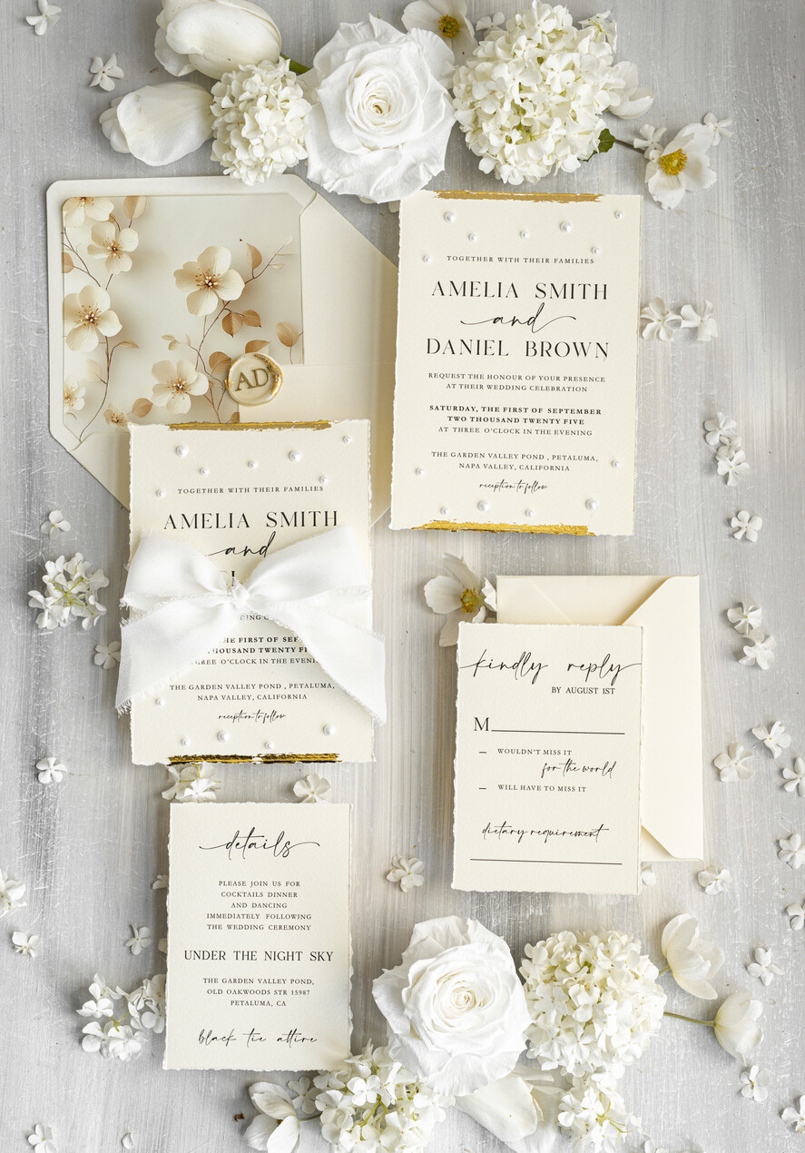 HOCHZEITS EINLADUNGEN moderne Kalligraphie / feine Kunst Feine Kunst Elfenbein Gold Hochzeitseinladung, Florale Hochzeitseinladung, Beigefarbene florale Einladungskollektion, Kranz Monogramm Hochzeitseinladungskollektion, Zackenschnitt Einladungen