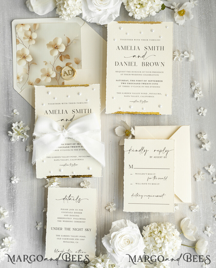 HOCHZEITS EINLADUNGEN moderne Kalligraphie / feine Kunst Feine Kunst Elfenbein Gold Hochzeitseinladung, Florale Hochzeitseinladung, Beigefarbene florale Einladungskollektion, Kranz Monogramm Hochzeitseinladungskollektion, Zackenschnitt Einladungen