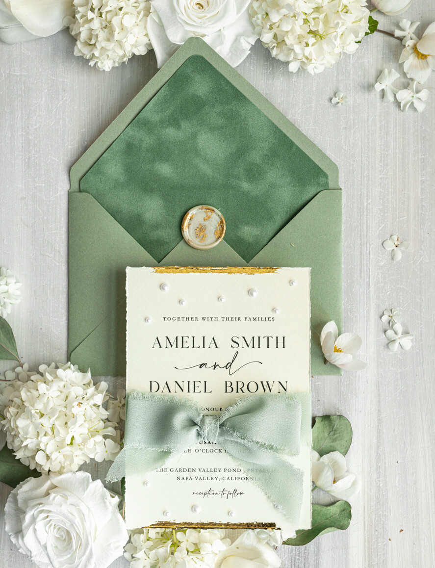 HOCHZEITS EINLADUNGEN moderne Kalligraphie / feine Kunst Luxus Fine Art Hochzeitskarten mit Goldfolie, Deckled Rändern, RSVP QR-Code, Seidenband, maßgeschneiderte elegante Hochzeitsmappe