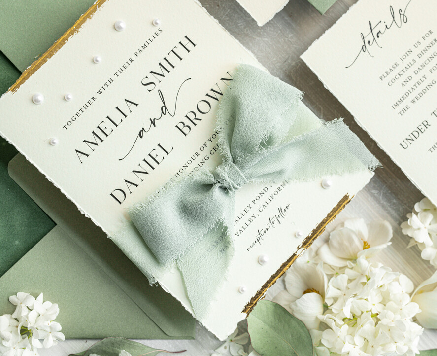 HOCHZEITS EINLADUNGEN moderne Kalligraphie / feine Kunst Luxus Fine Art Hochzeitskarten mit Goldfolie, Deckled Rändern, RSVP QR-Code, Seidenband, maßgeschneiderte elegante Hochzeitsmappe