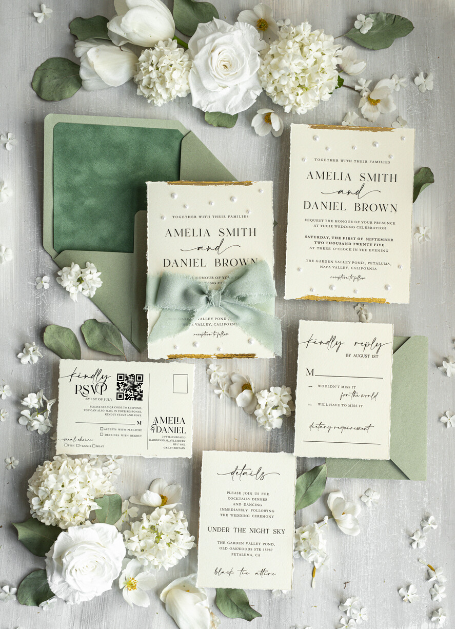 HOCHZEITS EINLADUNGEN moderne Kalligraphie / feine Kunst Luxus Fine Art Hochzeitskarten mit Goldfolie, Deckled Rändern, RSVP QR-Code, Seidenband, maßgeschneiderte elegante Hochzeitsmappe