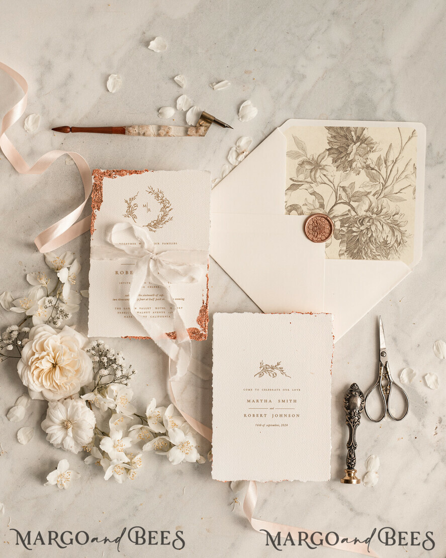 HOCHZEITS EINLADUNGEN moderne Kalligraphie / feine Kunst Feine Kunst Elfenbein Gold Hochzeitseinladung, Florale Hochzeitseinladung, Beigefarbene florale Einladungssuite, Kranz Monogram Hochzeitseinladungssuite, Gezackte Kanten Einladungen