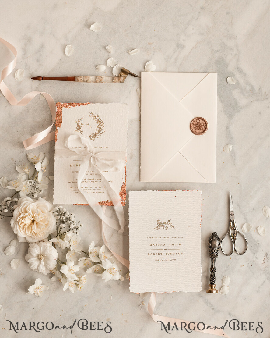 HOCHZEITS EINLADUNGEN moderne Kalligraphie / feine Kunst Feine Kunst Elfenbein Gold Hochzeitseinladung, Florale Hochzeitseinladung, Beigefarbene florale Einladungssuite, Kranz Monogram Hochzeitseinladungssuite, Gezackte Kanten Einladungen