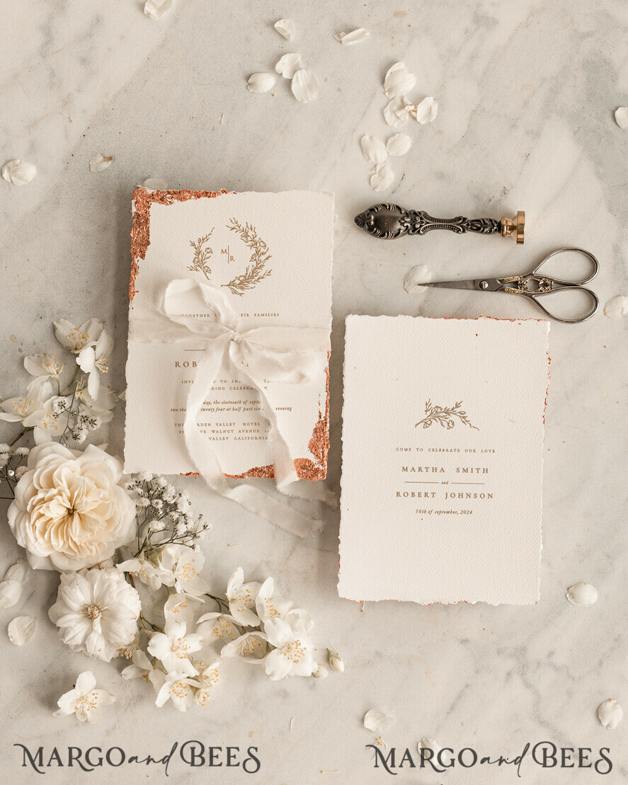 HOCHZEITS EINLADUNGEN moderne Kalligraphie / feine Kunst Feine Kunst Elfenbein Gold Hochzeitseinladung, Florale Hochzeitseinladung, Beigefarbene florale Einladungssuite, Kranz Monogram Hochzeitseinladungssuite, Gezackte Kanten Einladungen