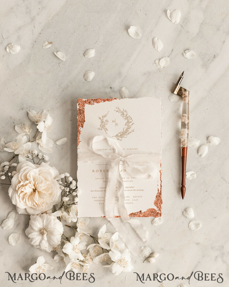 HOCHZEITS EINLADUNGEN moderne Kalligraphie / feine Kunst Feine Kunst Elfenbein Gold Hochzeitseinladung, Florale Hochzeitseinladung, Beigefarbene florale Einladungssuite, Kranz Monogram Hochzeitseinladungssuite, Gezackte Kanten Einladungen