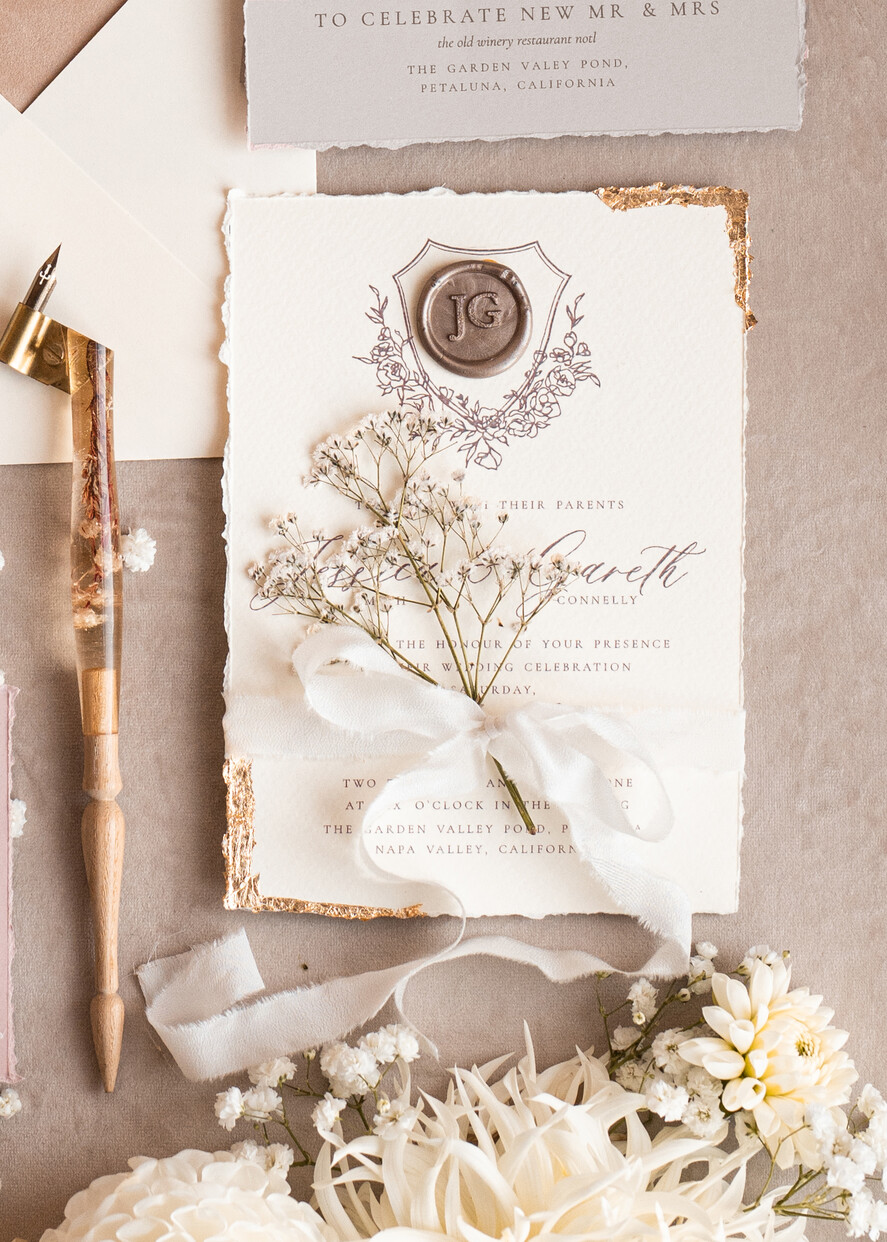 HOCHZEITS EINLADUNGEN moderne Kalligraphie / feine Kunst Kunstvolle Akt-Hochzeitseinladung, Echte Baby Atem Blumige Hochzeitseinladung, Französische Provence Einladungssuite, Gypsophila Hochzeitseinladungssuite, Deckled Edge Einladungen, Zerrissene Kanten Hochzeitseinladungen golden, Kunstvolle Hochzeitseinladungssuite.