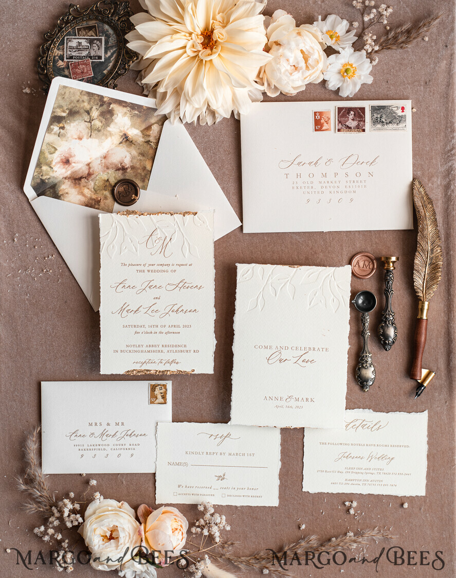 HOCHZEITS EINLADUNGEN moderne Kalligraphie / feine Kunst Präge-Ivory-Gold-Hochzeits Einladung, Florale Hochzeits Einladung, Toskana Italien Einladung Suite, Kranz Monogramm Hochzeits Einladung Suite, Deckle Edge Einladungen, Zerrissene Kante Hochzeits Einladungen golden, Fine Art Hochzeits Einladung Suite, Deckle Edge Papier