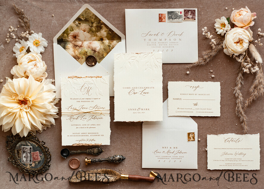 HOCHZEITS EINLADUNGEN moderne Kalligraphie / feine Kunst Präge-Ivory-Gold-Hochzeits Einladung, Florale Hochzeits Einladung, Toskana Italien Einladung Suite, Kranz Monogramm Hochzeits Einladung Suite, Deckle Edge Einladungen, Zerrissene Kante Hochzeits Einladungen golden, Fine Art Hochzeits Einladung Suite, Deckle Edge Papier