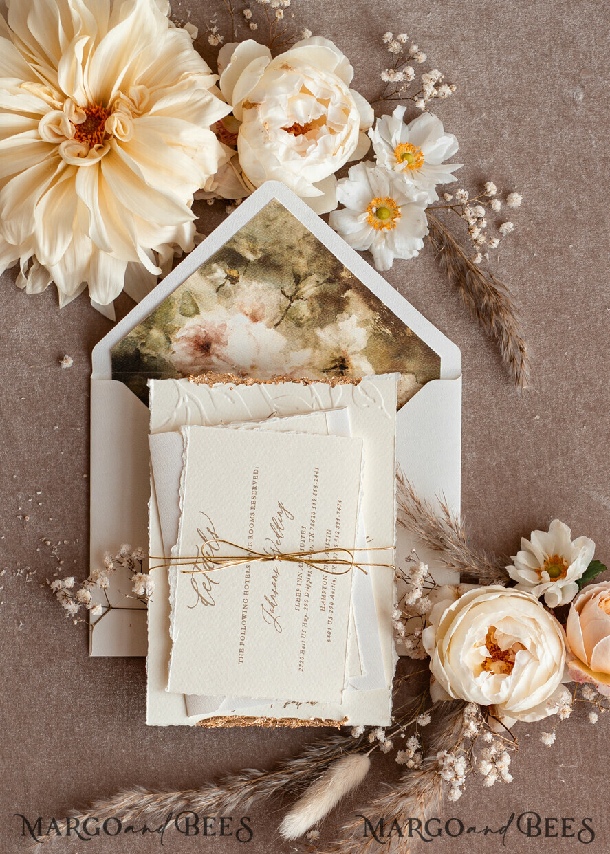 HOCHZEITS EINLADUNGEN moderne Kalligraphie / feine Kunst Präge-Ivory-Gold-Hochzeits Einladung, Florale Hochzeits Einladung, Toskana Italien Einladung Suite, Kranz Monogramm Hochzeits Einladung Suite, Deckle Edge Einladungen, Zerrissene Kante Hochzeits Einladungen golden, Fine Art Hochzeits Einladung Suite, Deckle Edge Papier