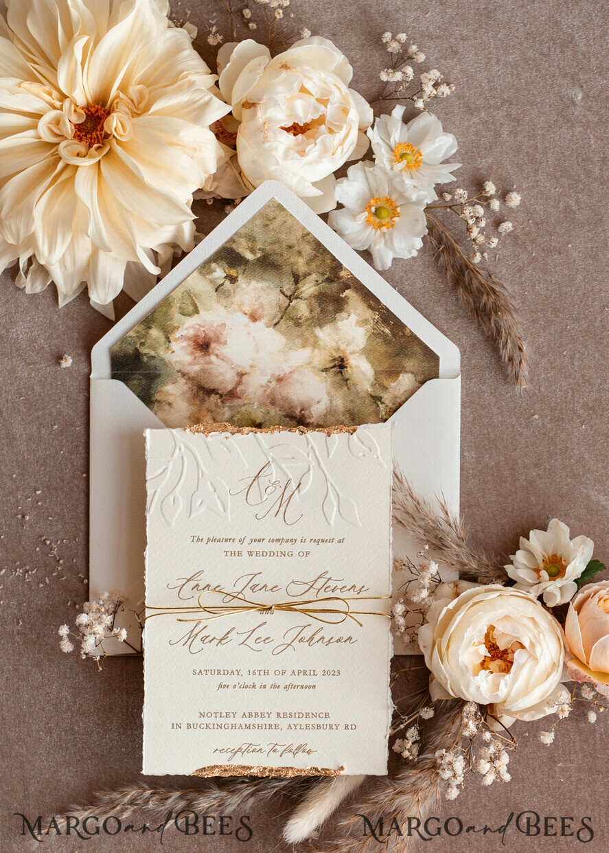 HOCHZEITS EINLADUNGEN moderne Kalligraphie / feine Kunst Präge-Ivory-Gold-Hochzeits Einladung, Florale Hochzeits Einladung, Toskana Italien Einladung Suite, Kranz Monogramm Hochzeits Einladung Suite, Deckle Edge Einladungen, Zerrissene Kante Hochzeits Einladungen golden, Fine Art Hochzeits Einladung Suite, Deckle Edge Papier