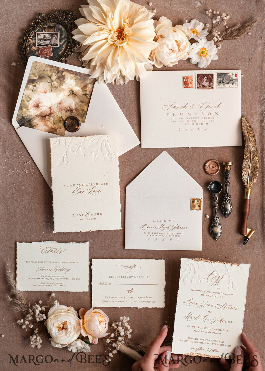 HOCHZEITS EINLADUNGEN moderne Kalligraphie / feine Kunst Präge-Ivory-Gold-Hochzeits Einladung, Florale Hochzeits Einladung, Toskana Italien Einladung Suite, Kranz Monogramm Hochzeits Einladung Suite, Deckle Edge Einladungen, Zerrissene Kante Hochzeits Einladungen golden, Fine Art Hochzeits Einladung Suite, Deckle Edge Papier