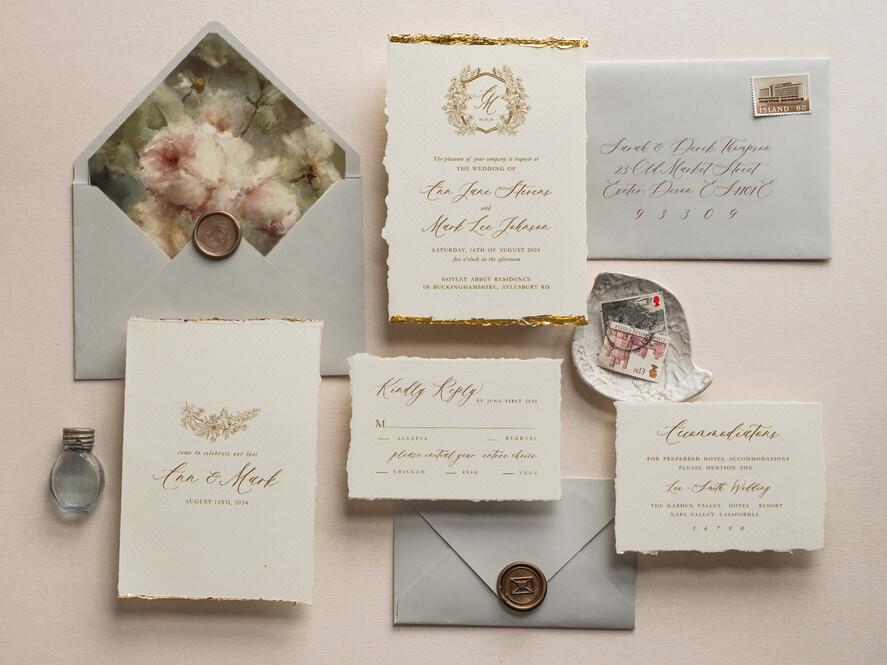 HOCHZEITS EINLADUNGEN moderne Kalligraphie / feine Kunst Prägung aus Elfenbein Gold Hochzeitseinladung, Florale Hochzeitseinladung, Toskana Italien Einladungssuite, Kranz Monogramm Hochzeitseinladungssuite, Fransenrand Einladungen, Zerrissene Kante Hochzeitseinladungen gold, Feine Kunst Hochzeitseinladungssuite, Fransenrand Papier