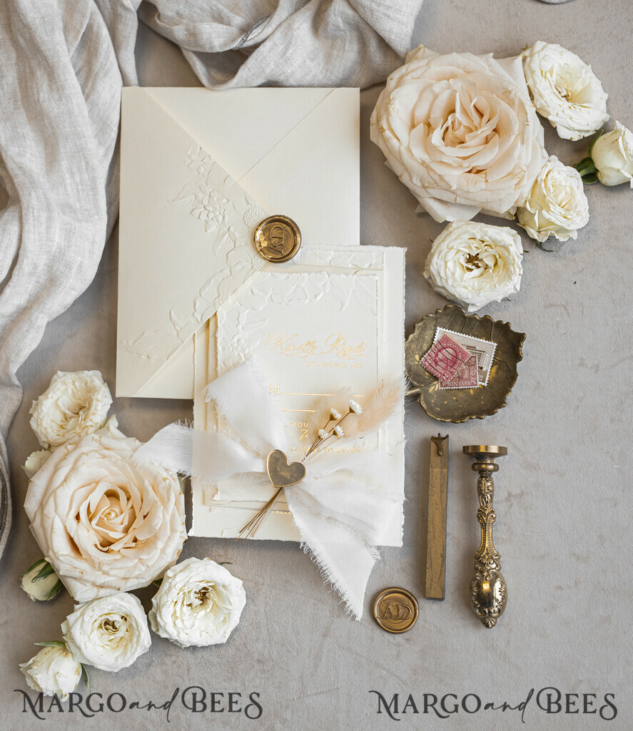 HOCHZEITS EINLADUNGEN geprägte Einladungen Feine Kunst geprägte blinde Elfenbein-Gold-Hochzeitskarte, goldene prägte florale Hochzeitskarte, Boho Ecru geprägte Einladungskollektion, Hochzeitseinladungskollektion aus Baumwollpapier mit Spiegelherz