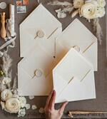 HOCHZEITS EINLADUNGEN Samtene Umschläge Elfenbeinfarbene Umschläge für Einladungen mit Samtfutter, handgefertigt in A7. Umschläge mit Samtfutter für Hochzeitskarten.5