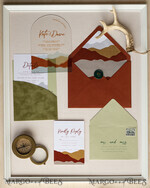 HOCHZEITS EINLADUNGEN Wald / Berge / Waldlandschaft Thema Bergmodernes Bogen-Acryl-Hochzeitsinvitation-Set, moderne Hochzeitskarten aus Arizona, klare Plexiglassuite-Hochzeitskarten, terrakotta Hochzeitskarten, Berghochzeitsinvitation-Set, salbeigrüne Hochzeitskarte aus Plexiglas.21