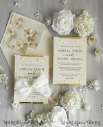 HOCHZEITS EINLADUNGEN moderne Kalligraphie / feine Kunst Feine Kunst Elfenbein Gold Hochzeitseinladung, Florale Hochzeitseinladung, Beigefarbene florale Einladungskollektion, Kranz Monogramm Hochzeitseinladungskollektion, Zackenschnitt Einladungen20