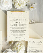 HOCHZEITS EINLADUNGEN moderne Kalligraphie / feine Kunst Feine Kunst Elfenbein Gold Hochzeitseinladung, Florale Hochzeitseinladung, Beigefarbene florale Einladungskollektion, Kranz Monogramm Hochzeitseinladungskollektion, Zackenschnitt Einladungen20