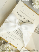 HOCHZEITS EINLADUNGEN moderne Kalligraphie / feine Kunst Feine Kunst Elfenbein Gold Hochzeitseinladung, Florale Hochzeitseinladung, Beigefarbene florale Einladungskollektion, Kranz Monogramm Hochzeitseinladungskollektion, Zackenschnitt Einladungen20