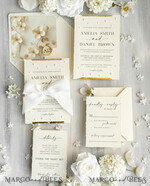 HOCHZEITS EINLADUNGEN moderne Kalligraphie / feine Kunst Feine Kunst Elfenbein Gold Hochzeitseinladung, Florale Hochzeitseinladung, Beigefarbene florale Einladungskollektion, Kranz Monogramm Hochzeitseinladungskollektion, Zackenschnitt Einladungen20