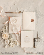 HOCHZEITS EINLADUNGEN moderne Kalligraphie / feine Kunst Feine Kunst Elfenbein Gold Hochzeitseinladung, Florale Hochzeitseinladung, Beigefarbene florale Einladungssuite, Kranz Monogram Hochzeitseinladungssuite, Gezackte Kanten Einladungen8